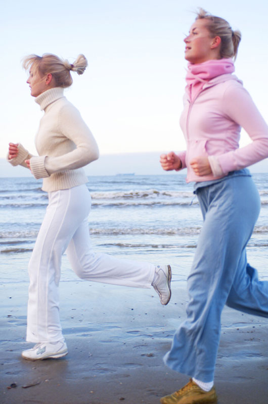 mensen wandelen over het strand